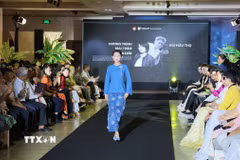 Sự gặp gỡ giữa hiện vật lịch sử và thiết kế đương đại tại chương trình cho thấy chiếc áo bà ba vẫn là nguồn cảm hứng sáng tạo. (Ảnh: Hữu Duyên/TTXVN
