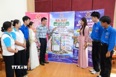 Lãnh đạo phường Phượng Sơn, Bắc Ninh giới thiệu ứng dụng bản đồ thông tin ngập nước tại lễ ra mắt. (Ảnh: Đồng Thúy/TTXVN)