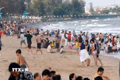 Bãi biển Đồi Dương, thành phố Phan Thiết (Bình Thuận) đông nghịt du khách tắm biển. (Ảnh: Nguyễn Thanh/TTXVN)
