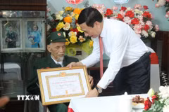 Đại tướng Phan Văn Giang, Ủy viên Bộ Chính trị, Phó Thủ tướng Chính phủ, Bộ trưởng Bộ Quốc phòng, trao tặng Huy hiệu 80 năm tuổi Đảng cho đảng viên Nguyễn Thuận An. (Ảnh: Quang Duy/TTXVN)
