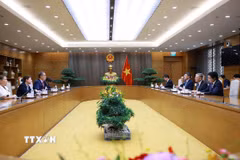 Thủ tướng Lê Minh Hưng tiếp Đại sứ Cộng hòa Pháp Olivier Brochet đến chào kết thúc nhiệm kỳ công tác tại Việt Nam. (Ảnh: Dương Giang/TTXVN)