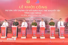 Các đại biểu thực hiện nghi thức bấm nút khởi công xây dựng công trình. (Ảnh: Quốc Đạt/TTXVN)