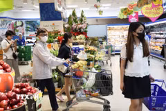 Kỳ nghỉ Tết Dương lịch 2026 kéo dài 4 ngày, các siêu thị trên địa bàn Thành phố Hồ Chí Minh thu hút nhiều khách hàng mua sắm nhờ các chương trình khuyến mãi. (Ảnh: Hồng Đạt/TTXVN)
