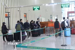 Hành khách làm thủ tục nhập cảnh vào Việt Nam qua Cửa khẩu quốc tế Hữu Nghị (Lạng Sơn). (Ảnh: Quang Duy/TTXVN)