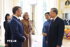 Tổng thống Pháp Emmanuel Macron trao Huân chương Đại thập tự Bắc đẩu bội tinh của nước Pháp tặng Tổng Bí thư, Chủ tịch nước Tô Lâm. (Ảnh: Thống Nhất/TTXVN)