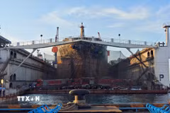 Hiện trường vụ cháy tàu chở hàng ở thành phố Thanh Đảo, tỉnh Sơn Đông. (Ảnh: THX/TTXVN phát)