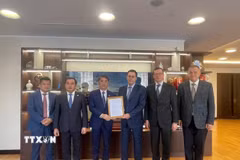Phó Chủ tịch UBND Thành phố Hà Nội trao Quyết định chấp thuận chủ trương đầu tư dự án Nhà Moskva tại Hà Nội cho Chính quyền thành phố Moskva. (Ảnh: TTXVN phát)