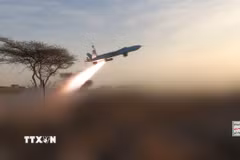 Hình ảnh do Trung tâm Truyền thông Houthi công bố cho thấy một tên lửa được cho là phóng vào thành phố Mocha, Yemen ngày 9/8. (Ảnh: THX/TTXVN phát)