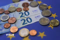 Đồng tiền euro tại Brussels, Bỉ. (Ảnh: THX/TTXVN phát)
