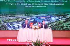 Đại sứ Việt Nam tại Lào Nguyễn Minh Tâm (trái) và Thứ trưởng, Phó Chủ tịch thường trực Ủy ban Xúc tiến và quản lý đầu tư Lào Phonvanh Outhavong tham dự Hội thảo. (Ảnh: Xuân Tú/TTXVN)