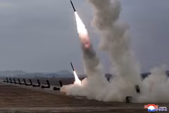 Triều Tiên tiến hành cuộc tập trận tấn công hỏa lực sử dụng hệ thống phóng rocket đa nòng siêu chính xác 600mm vào ngày 14/3. (Nguồn: Yonhap)