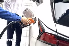 Hoạt động kinh doanh tại một cửa hàng xăng dầu trên địa bàn Hà Nội. (Ảnh: Quốc Lũy/TTXVN)