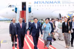 Chủ nhiệm Văn phòng Chủ tịch nước Lê Khánh Hải đón Tổng thống nước Cộng hòa Liên bang Myanmar Min Aung Hlaing và Phu nhân tại sân bay quốc tế Nội Bài, Hà Nội. (Ảnh: Phạm Kiên/TTXVN)