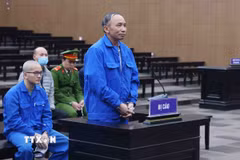 Bị cáo Nguyễn Trọng Đường (cựu Phó Vụ trưởng Vụ Kế hoạch-Tài chính, Bộ Thông tin và Truyền thông, nguyên Giám đốc VNCERT) khai báo trước tòa. (Ảnh: Phạm Kiên/TTXVN)
