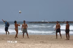 Người dân chơi thể thao trên bãi biển tại Tel Aviv, Israel ngày 24/6, sau khi thỏa thuận ngừng bắn Israel-Iran chính thức có hiệu lực. (Ảnh: THX/TTXVN)