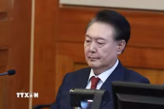 cựu Tổng thống Hàn Quốc Yoon Suk Yeol trong phiên điều trần tại phiên tòa luận tội liên quan đến việc áp đặt thiết quân luật ở Seoul. (Ảnh: THX/TTXVN)