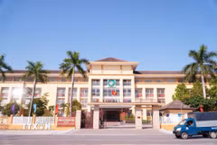 Trụ sở Sở Nông nghiệp và Môi trường tỉnh Quảng Trị cũ có tổng diện tích 11.000m2 đã được UBND phường Nam Đông Hà cải tạo, chuyển đổi công năng thành điểm Trường THCS Phan Đình Phùng. (Ảnh: Thanh Thủy/TTXVN)