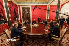 Tổng thống Nga Vladimir Putin (thứ 2, theo chiều kim đồng hồ) trong cuộc gặp hai Đặc phái viên của Tổng thống Mỹ Donald Trump, ông Steve Witkoff (thứ 6) và Jared Kushner (thứ 5) tại Moskva, ngày 5/9. (Ảnh: AA/TTXVN phát)