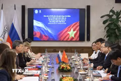 Trưởng Ban Chính sách, chiến lược Trung ương Nguyễn Thanh Nghị làm việc với Giám đốc Học viện Tổng thống Liên bang Nga Alexey Komissarov cùng Ban lãnh đạo Học viện. (Ảnh: Văn Hiếu/TTXVN)