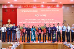 Ủy viên Bộ Chính trị, Bí thư Trung ương Đảng, Bí thư Đảng ủy Mặt trận Tổ quốc, các đoàn thể Trung ương, Chủ tịch Ủy ban Trung ương Mặt trận Tổ quốc Việt Nam Bùi Thị Minh Hoài và Ủy viên Bộ Chính trị, Bí thư Trung ương Đảng, Trưởng Ban Tuyên giáo Trung ương Trịnh Văn Quyết cùng các đại biểu chụp ảnh chung. (Ảnh: Minh Đức/TTXVN)