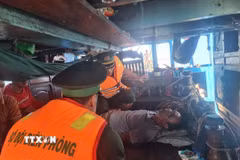 Nỗ lực đưa thuyền viên bị đột quỵ vào bờ. (Ảnh: TTXVN phát)