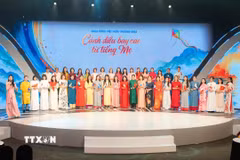 Giáo viên người Việt Nam ở nước ngoài chụp ảnh cùng các Sứ giả tiếng Việt ở nước ngoài năm 2026. (Ảnh: TTXVN phát)