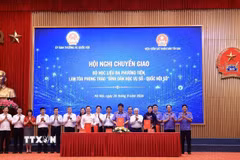 Lễ bàn giao Bộ học liệu đa phương tiện "Bình dân học vụ số." (Ảnh: Tuấn Anh/TTXVN)