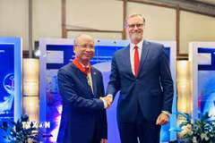 Thừa ủy quyền của Tổng thống Cộng hòa Pháp, Đại sứ Pháp tại Việt Nam Olivier Brochet trân trọng trao Huân chương Bắc đẩu Bội tinh tặng Đại sứ Đinh Toàn Thắng. (Ảnh: Việt Đức/TTXVN)