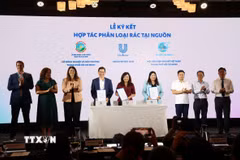 Lễ ký kết hợp tác phân loại rác tại nguồn và mở cuộc thi “Giải pháp Đổi mới Tuần hoàn Nhựa 2026.” (Ảnh: Hồng Đạt/TTXVN)