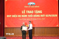 Đại tướng Phan Văn Giang trao tặng Huy hiệu 80 năm tuổi Đảng cho đồng chí Nguyễn Khánh Trung. (Ảnh: Chu Hiệu/TTXVN)