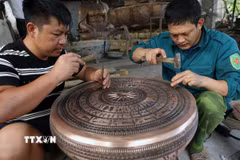 Hoàn thiện sản phẩm trống đồng ở gia đình anh Đặng Quốc Toàn (làng nghề đúc đồng Trà Đông). (Ảnh: Vũ Sinh/TTXVN)