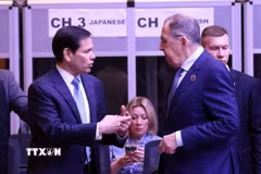 Ngoại trưởng Mỹ Maro Rubio và Ngoại trưởng Nga Sergey Lavrov trao đổi tại một hội nghị Bộ trưởng Ngoại giao. (Ảnh minh họa: TTXVN phát)