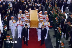 Các đồng chí lãnh đạo Đảng, Nhà nước chuyển linh cữu nguyên Chủ tịch nước Trần Đức Lương. (Ảnh: TTXVN)