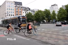 Giao thông tại một tuyến phố chính ở thủ đô Brussels, Bỉ. (Ảnh: Hương Giang/TTXVN)