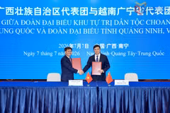 Đồng chí Bùi Văn Khắng, Chủ tịch UBND tỉnh Quảng Ninh và đồng chí Vi Thao, Chủ tịch Chính quyền nhân dân Khu tự trị dân tộc Choang Quảng Tây ký Biên bản Hội đàm. (Nguồn: Cổng thông tin điện tử tỉnh Quảng Ninh)