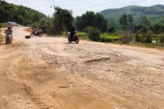 Nhiều đoạn đường trên tuyến Quốc lộ 24, đoạn qua huyện Ba Tơ bị xuống cấp, gây khó khăn cho việc lưu thông đi lại của người dân. (Nguồn: Báo Quảng Ngãi)
