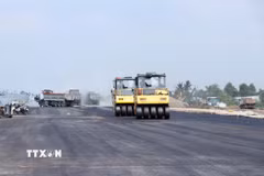 Nhà thầu đã huy động khoảng 50 đầu xe hoạt động liên tục trên công trường, tập trung thảm các lớp bê tông nhựa, dự kiến hoàn thành phần thảm nhựa vào giữa tháng 6/2026. (Ảnh: Tiến Lực/TTXVN)