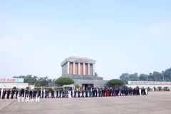 Dòng người vào Lăng viếng Chủ tịch Hồ Chí Minh. (Ảnh: Phạm Kiên/TTXVN)