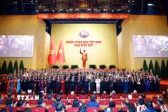 Các đại biểu thực hiện nghi lễ bế mạc Đại hội. (Ảnh: TTXVN)