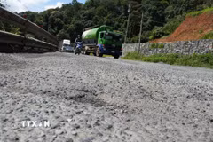 Một vị trí mặt đường đèo Bảo Lộc bị xuống cấp hiện chờ sửa chữa, khắc phục. (Ảnh: Nguyễn Dũng/TTXVN)