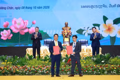 Ông Nguyễn Ngọc Nghị, Phó Tổng Giám đốc T&T Group, Chủ tịch CTCP Tập đoàn Năng lượng T&T (bên trái) và ông Phan Văn Sơn, Giám đốc Công ty Đầu tư và thương mại Vinacom, trao biên bản ghi nhớ về hợp tác phát triển Dự án điện gió Savan 2. (Ảnh: Dương Giang)