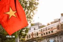 Đoàn tàu trải nghiệm, tạo điểm nhấn thị giác giàu cảm xúc, khơi gợi niềm tự hào về bản sắc văn hóa và lịch sử Hà Nội. (Ảnh: Phạm Tuấn Anh/TTXVN)