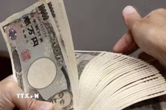 Kiểm tiền mệnh giá 10.000 yen tại ngân hàng ở Tokyo (Nhật Bản). (Ảnh: Kyodo/TTXVN)