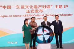 Các đại biểu thực hiện nghi thức Khởi động IP chủ đề của “Đối thoại Di sản Văn hóa Trung Quốc-ASEAN.” (Ảnh: Quang Hưng/TTXVN)
