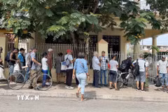Người cao tuổi Cuba xếp hàng tại một cửa hàng bánh mỳ ở thủ đô La Habana, Cuba. (Ảnh: Việt Hùng/TTXVN)