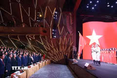 Tổng Bí thư Tô Lâm, các lãnh đạo, nguyên lãnh đạo Đảng Nhà nước và các đại biểu thực hiện nghi lễ chào cờ. (Ảnh: Thống Nhất/TTXVN)
