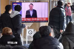 Người dân theo dõi bài phát biểu của Tổng thống Hàn Quốc Yoon Suk Yeol được phát qua video từ tư dinh ở Seoul, ngày 15/1. (Ảnh: YONHAP/TTXVN)