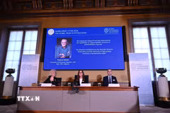 Viện Hàn lâm Khoa học Hoàng gia Thụy Điển công bố giải Nobel Vật lý 2026 thuộc về Giáo sư Francis Halzen. (Ảnh: THX/TTXVN phát)