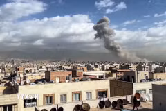 Khói bốc lên sau một cuộc không kích nhằm vào thủ đô Tehran, Iran. (Ảnh: ANI/TTXVN phát)