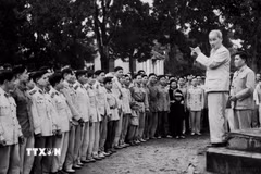 Chủ tịch Hồ Chí Minh thăm một đơn vị công an nhân dân vũ trang bảo vệ Thủ đô (tháng 12/1961). (Ảnh: TTXVN)